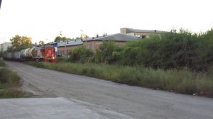 Маневровый тепловоз ТЭМ18ДМ-1296 с небольшим грузовым составом