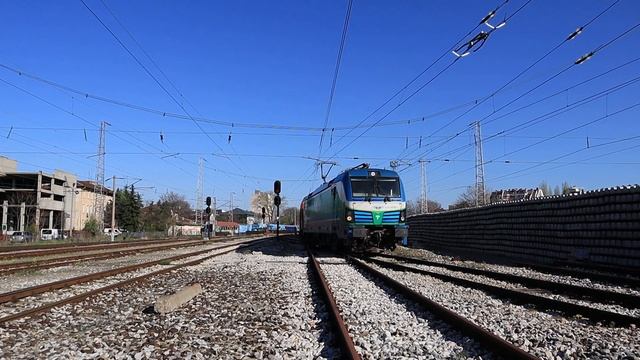 Бързият влак 8650 пристига на Централна ЖП гара с локомотив 80 049 "Цар Самуил"... смотреть онлайн