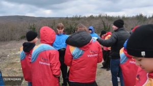 Очищаем лес рядом с Геленджиком от мусора - волонтеры "Академии Будущего"