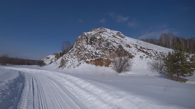 На снегоходе, скалы в селе Суенга смотреть онлайн