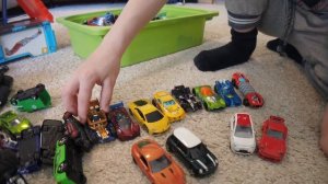 Играем в машинки! Пускаем машинки с горки Hot wheels! Кот Котзилла играет с нами!