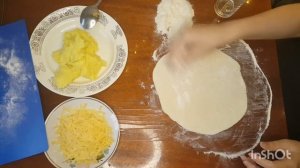 Сочная,воздушная,хрустящая лепёшка с картофельным пюре и сыром.Это нереально вкусно!