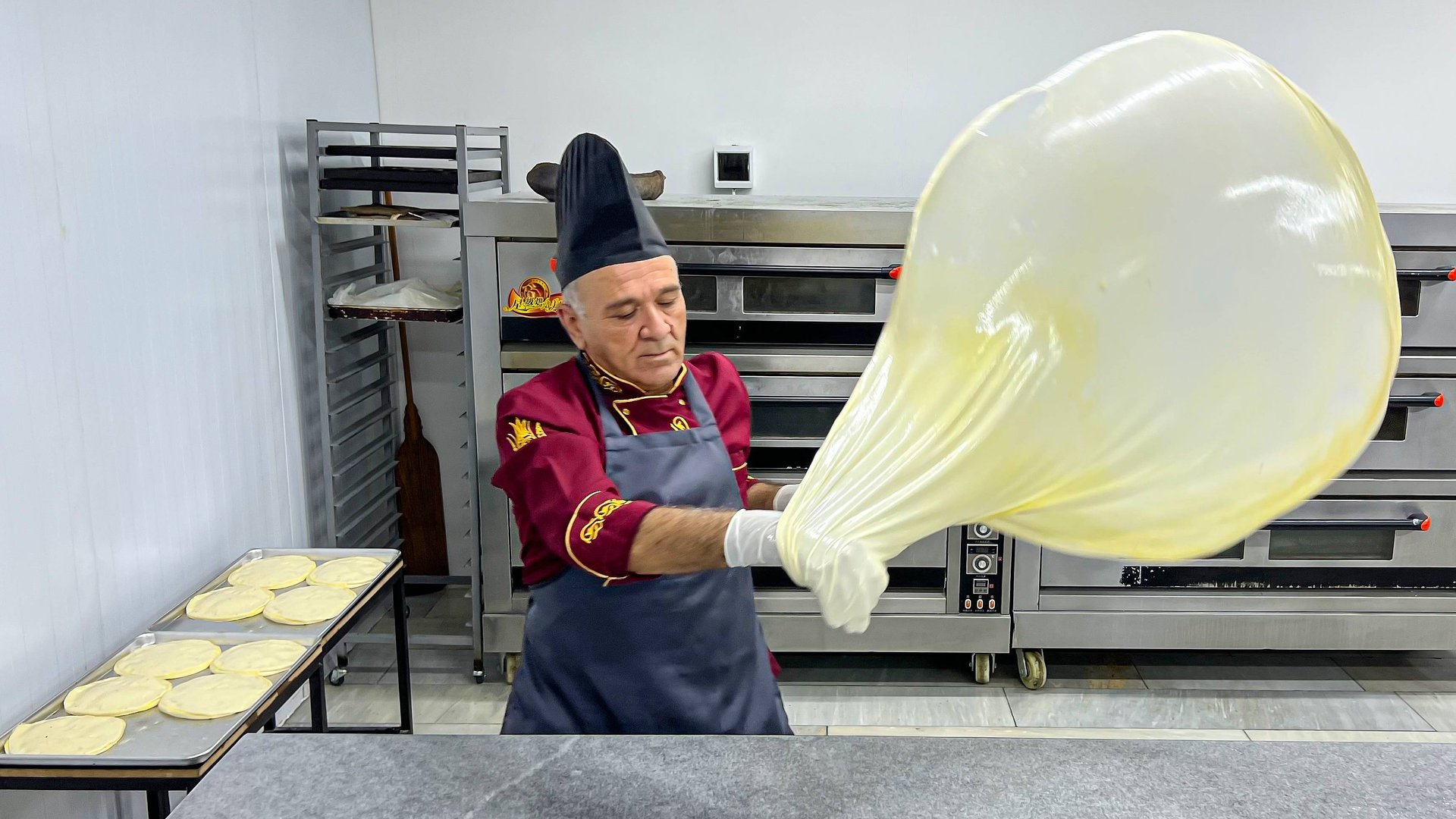 Лучшие вкусные ТУРЕЦКИЕ еды в Узбекистане! КОКОРЕЦ, СИМИТ, БОРЕК и СУТЛАК | смотреть онлайн