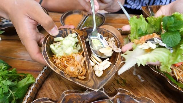 NEED: Extra Stomach and Friend for this GIANT V.I.P Platter (Duck + Grilled Fish + Herbs + Curry) смотреть онлайн