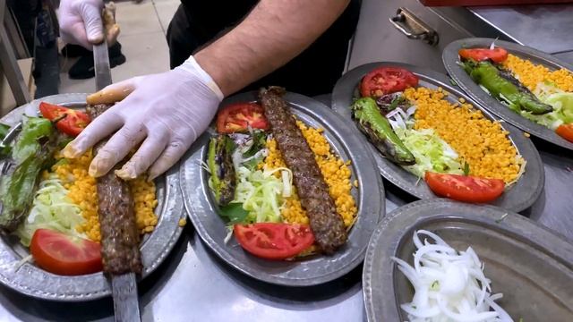 The best street food in turkey! Unforgettable delicious kebab made of meat and vegetables смотреть онлайн