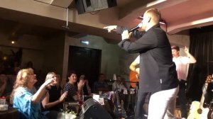 Алексей Петрухин закрепляет материал с залом на сольном концерте/19.08.23