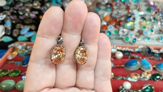 Украшения  в виде серег с камнем серебра и посеребрения.