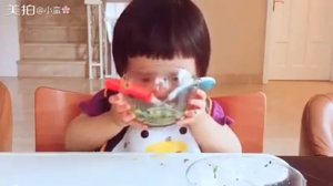 Милая китайка кушает китайские еды