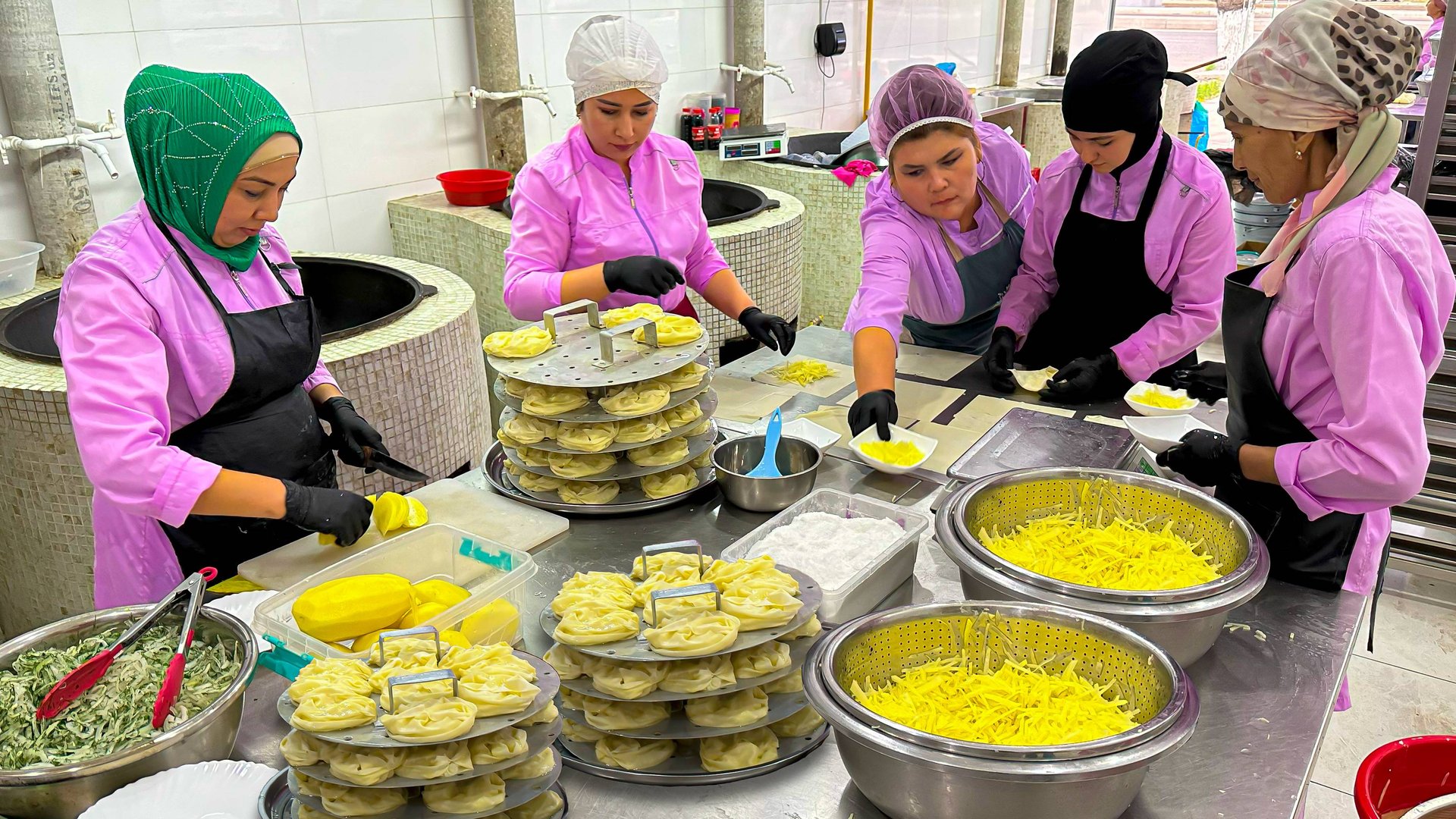 ПОПУЛЯРНАЯ Еда Которая Нравится Всем! Что едят на ОБЕД в Узбекистане? Ханум и Гумма смотреть онлайн