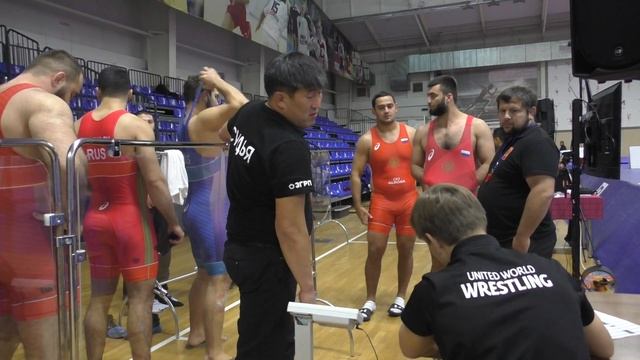 Взвешивание борцов, до 92 и 125 кг. смотреть онлайн