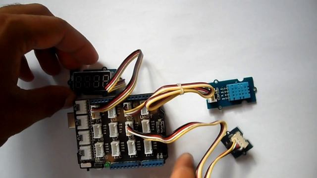 Arduino with Grove DHT11 sensor and 4-digit display modules смотреть онлайн