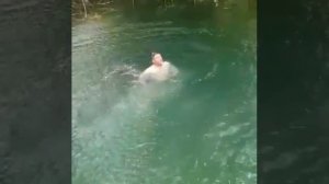 Парню после прыжка в воду сказали что там пираньи