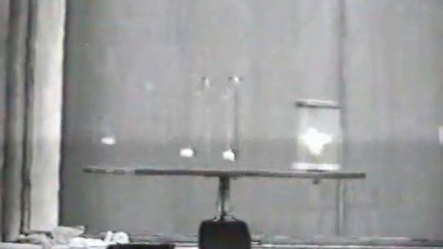 Неинерциальные системы отсчёта Отвесы и свеча на вращающемся столе смотреть онлайн