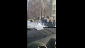 ребенок с мамой упал в люк