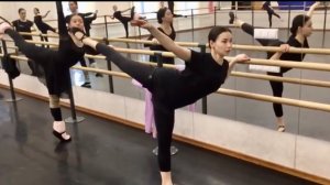 Комбинация-АДАЖИО У ПАЛКИ-УПРАЖНЕНИЕ КЛАССИЧЕСКОГО ТАНЦА