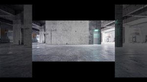 Звук шагов по бетонному полу. The sound of footsteps on the concrete floor.