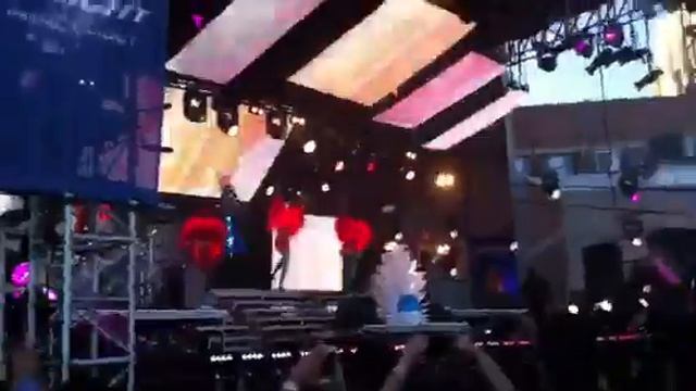 Empire of the Sun - Walking On A Dream смотреть онлайн