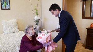 МИХАИЛ КОТЮКОВ ПОЗДРАВИЛ СО 100-ЛЕТНИМ ЮБИЛЕЕМ КРАСНОЯРКУ ВАЛЕНТИНУ КУРНОСОВУ