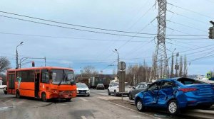 Иномарка взлетела на отбойник после ДТП с маршруткой в Нижнем Новгороде