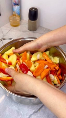 Ароматные ребрышки с овощами, запечённые в духовке.