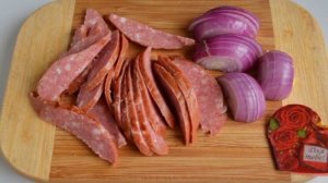 Тонкая пицца с колбасой и шпинатом для мужа