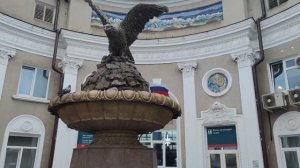 Минеральные воды. Скульптура орла и советские мозаики внутри вокзала.