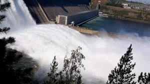 открыли шлюзы на ГЭС