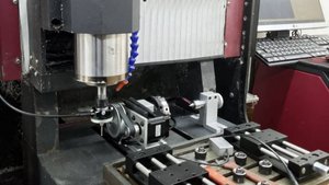 Обзор фрезерного станка с ЧПУ по металлу SuDa 3025v в кабинете.
