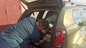 Погрузка лодочного мотора Honda 10 в Renault Duster на тележке