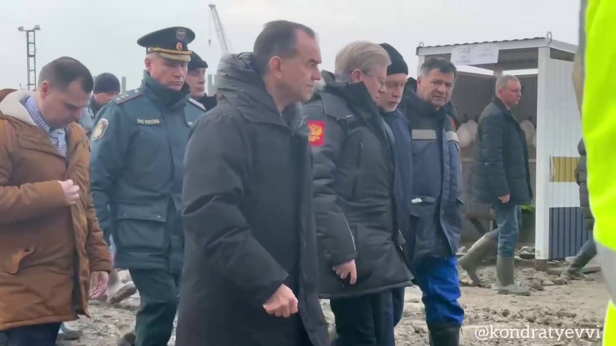 Кондратьев и Савельев оценили откачку мазута из танкера «Волгонефть-239»