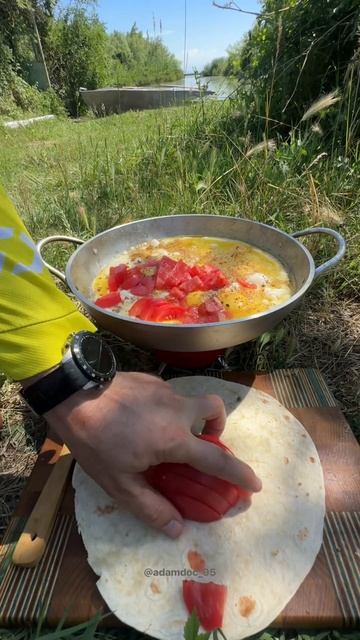 Отдых в Чечне: яичница с помидорами (шакшука, омлет) #foodshorts #omlette  #яичница #шакшука #юмурт