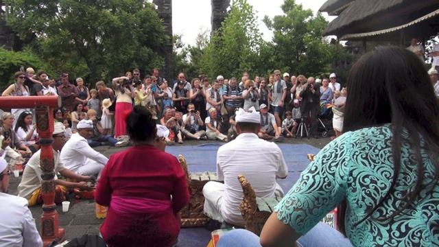 Ciaaattt...anak-anak Belgia ngayah di Pura agung santi bhuwana Pairi Daiza, Kuningan 2018 смотреть онлайн