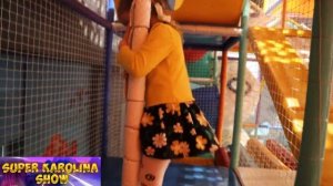 Каролина в игровом центре | Детское видео | Игры для малышей