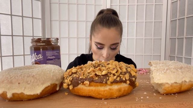 MUKBANG| ПОНЧИКИ КАРАМЕЛЬНЫЙ СИРОП HERSHEYS ШОКОЛАДНАЯ ПАСТА MILKA🍩🍫🍯🤤| DONUTS🍩 смотреть онлайн