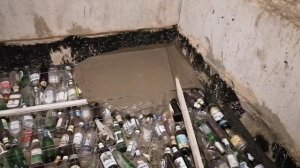 Стяжка пола из бутылок. Стяжка под полы. Стяжка пола в частном доме. Заливка пола.