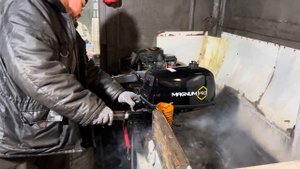 Первый запуск с мороза 2х тактного лодочного мотора MAGNUM PRO SM5HS #motosnab #лодка #лодочныймотор