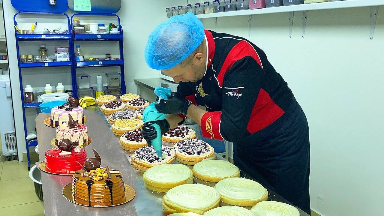 МАССОВОЕ Приготовление тортов. БОЛЬШОЙ АССОРТИМЕНТ фруктовых тортов. 8 разных типов одновременно смотреть онлайн