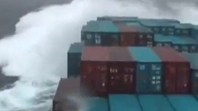 Контейнеровоз в плохую погоду изгиб корпуса смотреть онлайн