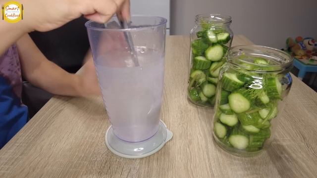 Слънчеви кисели краставички. Разхлаждаща, бърза лятна туршия от краставички без варене. смотреть онлайн