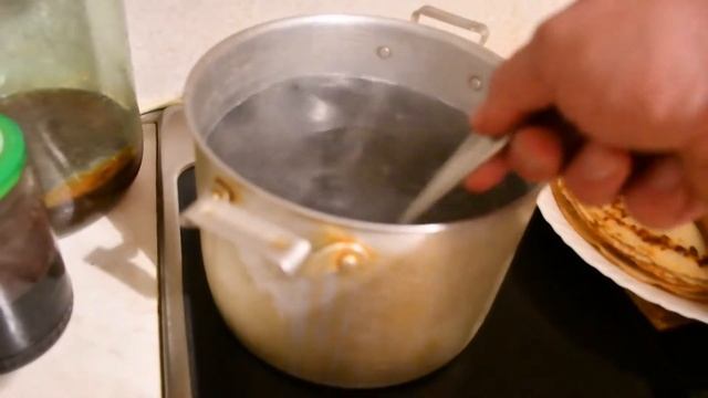 Пробуем черные пельмени.