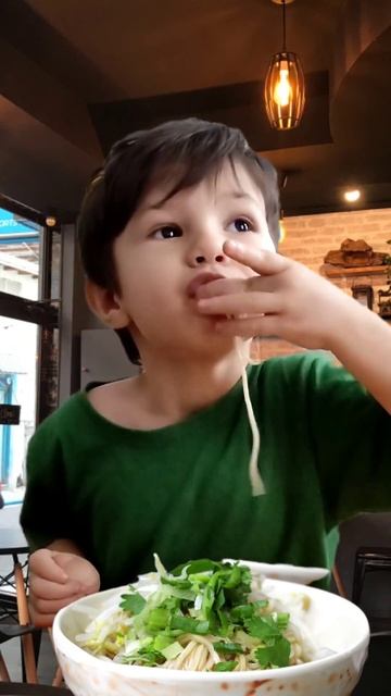 Children's mukbang. Ivan loves spaghetti... #shorts #mukbang #spaghetti смотреть онлайн