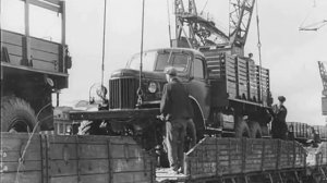 Механизированная погрузка автомобилей ЗиЛ. СССР 1959год