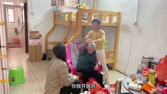 小凤和笑笑去看望卧床的奶奶,奶奶说差点不行了,吓到我们了