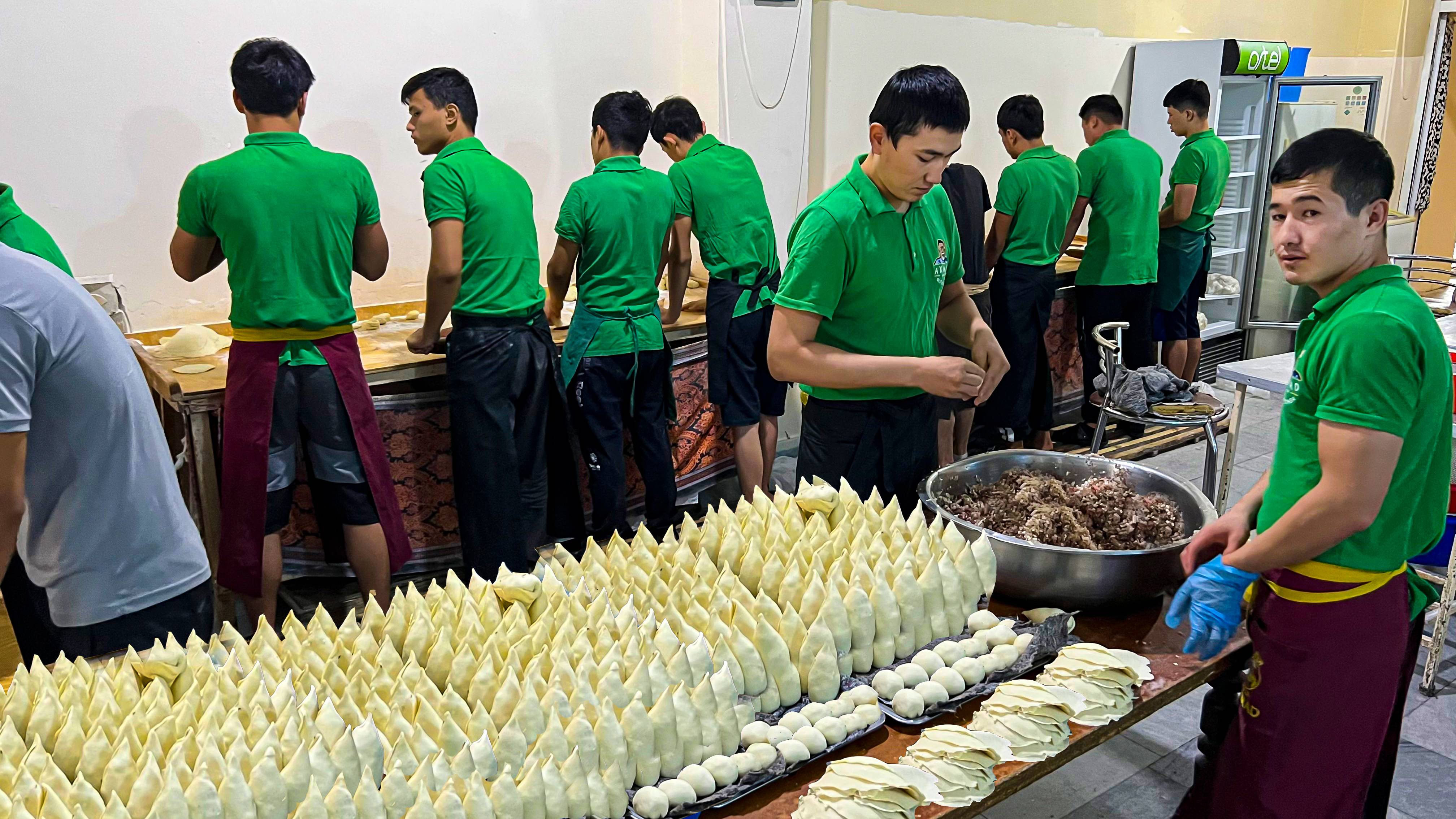 Узбекистан! 30 ПОВАРОВ! 6 ТАНДЫРОВ! 6000 Самсы В ДЕНЬ смотреть онлайн