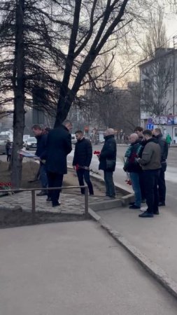 На Боссе в Донецке с самого утра возлагают цветы к мемориалу