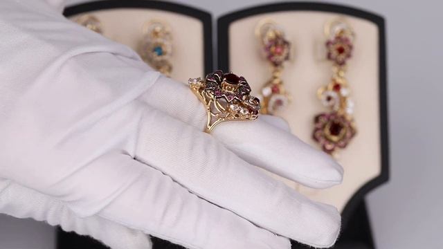Кольцо Венера из желтого золота с рубинами, бриллиантами, лейкосапфирами и гранатом