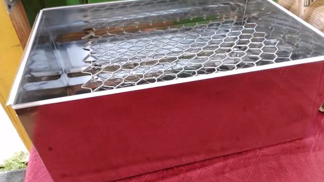 Наша новая коптильня из нержавейки. У нее две решетки. Шикарная коптильня!