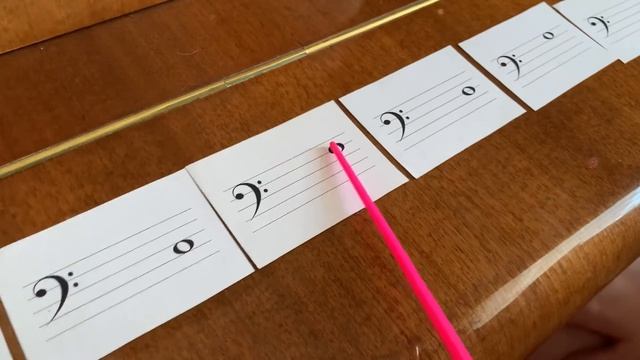 Sofiia. Работа с карточками. Ноты басового ключа. смотреть онлайн