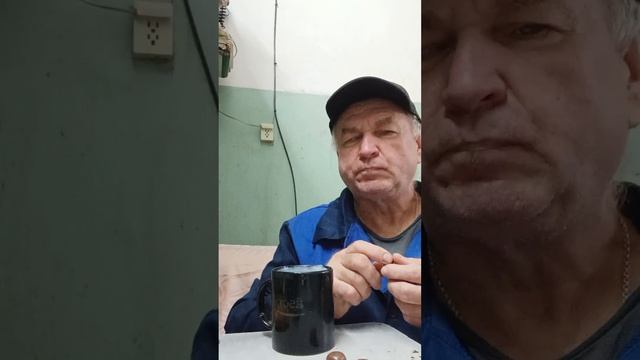 Утренний перекус, кефир и вафельное драже покрытое молочной шоколадной глазурью. смотреть онлайн