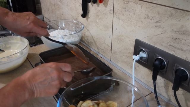 Ciasto Jesienne z polewą chałwową i jabłkami